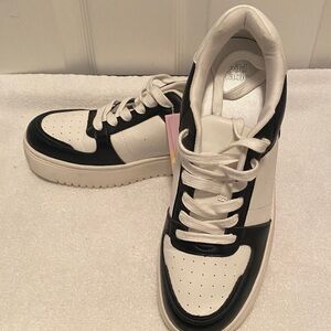 Wild Fable Black and White Sneakers…size 9 1/2